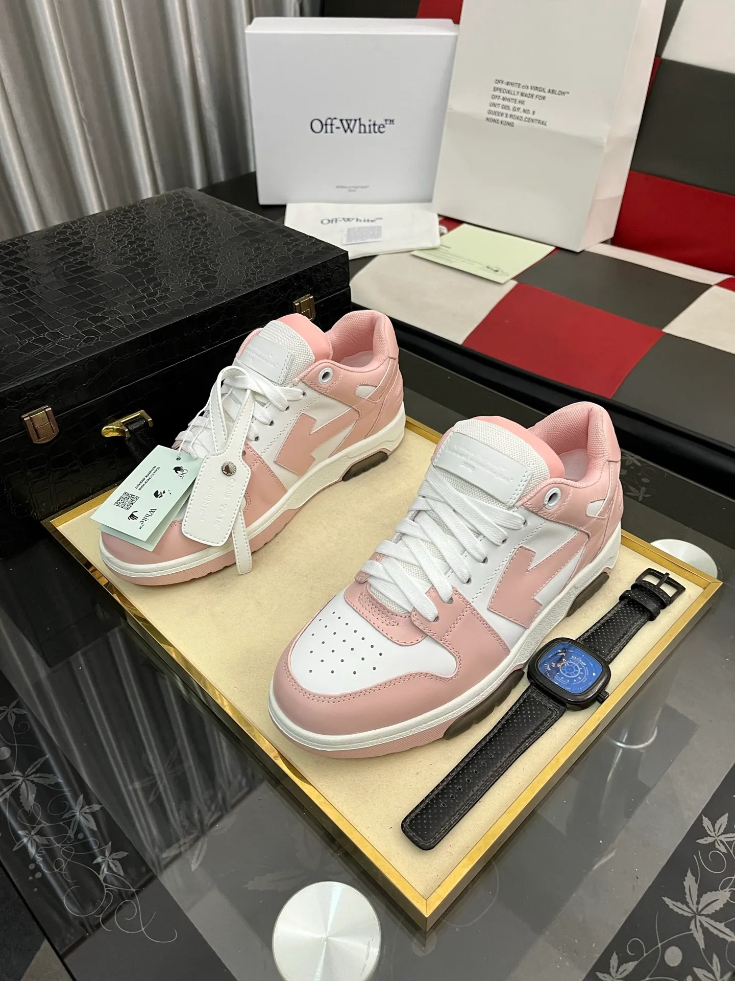 Men's shoes 💰600⌚️⌚️ OFF-White C/O VirGil Abloh fashionable and versatile casual shoes. Exclusive first release of the new model. Made of environmentally friendly cowhide leather and mesh fabric upper material. The insole is embedded with foam cushioning EVA material. The correct midsole is equipped with EVA lightweight cushioning. External tooth nail rubber outsole. The correct accessories can be customized simultaneously. Women's model: 35-40 Men's model: 39-45